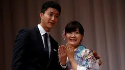 Petenis meja terkenal Jepang, Ai Fukuhara (kanan) dan suaminya Chiang Hung-chieh memperlihatkan cincin kawin mereka kepada wartawan saat jumpa pers di Tokyo, Jepang, (21/9). (REUTERS/Toru Hanai)