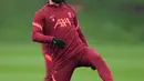 Gelandang Liverpool, Mohamed Salah mengontrol bola selama sesi latihan di tempat latihan Melwood, Inggris (18/10/2021). Liverpool masih menempati peringkat pertama klasamen Grup B Liga Champions dengan enam poin. (AFP/Paul Ellis)