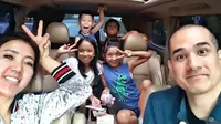 Keluarga adalah hal yang paling diutamakan oleh Okan dan Lee. Terlihat keduanya yang sedang berada di dalam mobil dan diramaikan oleh empat orang anak-anak. (Foto: Instagram)