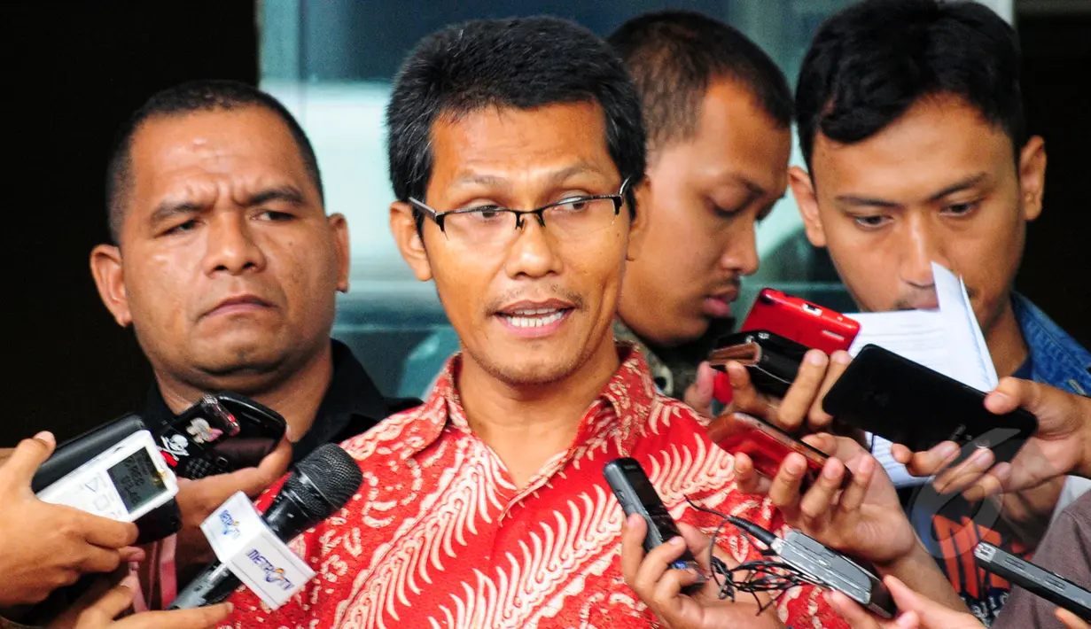 Koordinator Divisi Monitoring Pelayanan Publik ICW, Febri Hendri menjawab pertanyaan wartawan di KPK, Jakarta, Kamis (26/3/2015). ICW melapor ke KPK terkait dugaan korupsi penggunaan APBD pada tahun 2014. (Liputan6.com/Yoppy Renato)