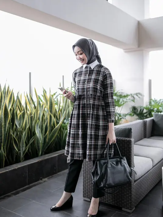 <p>Dengan long shirt bernuansa plaids, disertai kerah dan cutting baby doll, ia Vina Muliana terlihat semakin stylish. [Foto: Instagram/ Vina Muliana]</p>