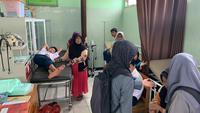 Para siswa korban keracunan MBG mendapatkan perawatan medis di Puskesmas Montong, Tuban. (Liputan6.com/Ahmad Adirin)