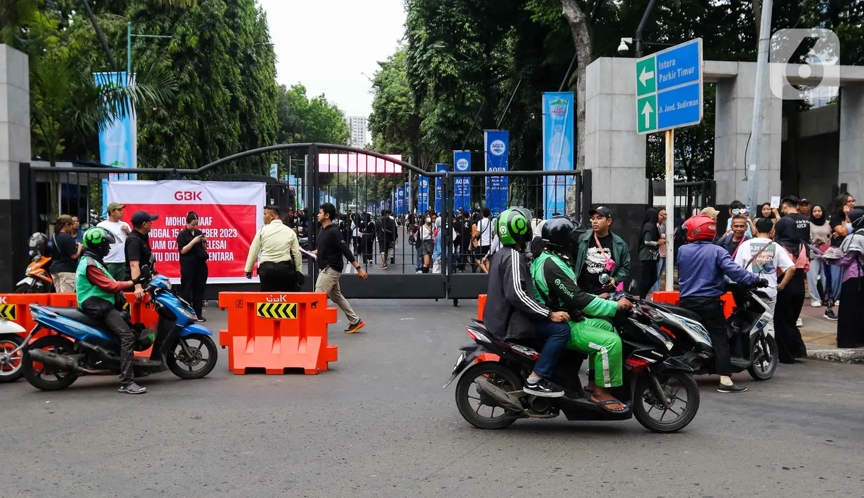 Diperkirakan ada 70 ribu penonton yang akan memenuhi SUGBK. (Liputan6.com/Herman Zakharia)