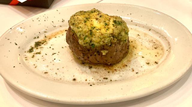 Steak disajikan di atas piring porselen yang dipanaskan hingga 260 derajat celcius sehingga menciptakan efek "mendesis" (sizzle). (dok. Liputan6.com/Salsa Nur Fadillah)