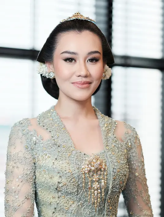 Dibantu fashion stylist @erichalamin, Aaliyah tampil begitu menawan mengenakan kebaya kutubaru rancangan @anjiasmara. Detail taburan payet kombinasi warna hijau sage dan emas memberi kesan mewah pada tampilan Aaliyah. Ditambah dengan aksesori bros emas yang disematkan di-dadanya. [@leoafandi_].