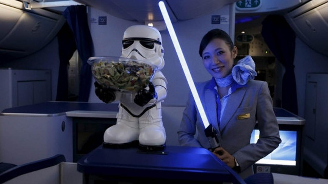 Mampir di Changi, pesawat Star Wars hebohkan warga Singapura