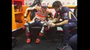 Marc Marquez berdiskusi dengan kru tim Repsol Honda jelang tes pramusim MotoGP 2016 hari kedua di Sirkuit Losail, Qatar, Kamis (3/3/2016). (Bola.com/Twitter)
