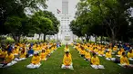 Sekelompok orang melakukan meditasi Falun Gong sebelum demonstrasi menentang pemerintah China, di luar Balaikota Los Angeles, California, Kamis (15/10). Presiden China Xi Jinping akan melakukan kunjungan kenegaraan di Washington. (REUTERS/Lucy Nicholson)