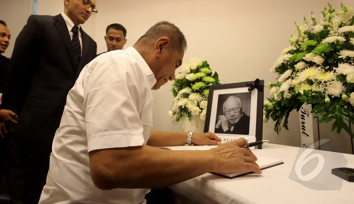 Menhan Ryamizard Ryacudu menulis kata kenangan untuk mantan Perdana Menteri Singapura Lee Kuan Yew di Kedubes Singapura, Jakarta, Kamis (26/3/2015).(Liputan6.com/Johan Tallo)