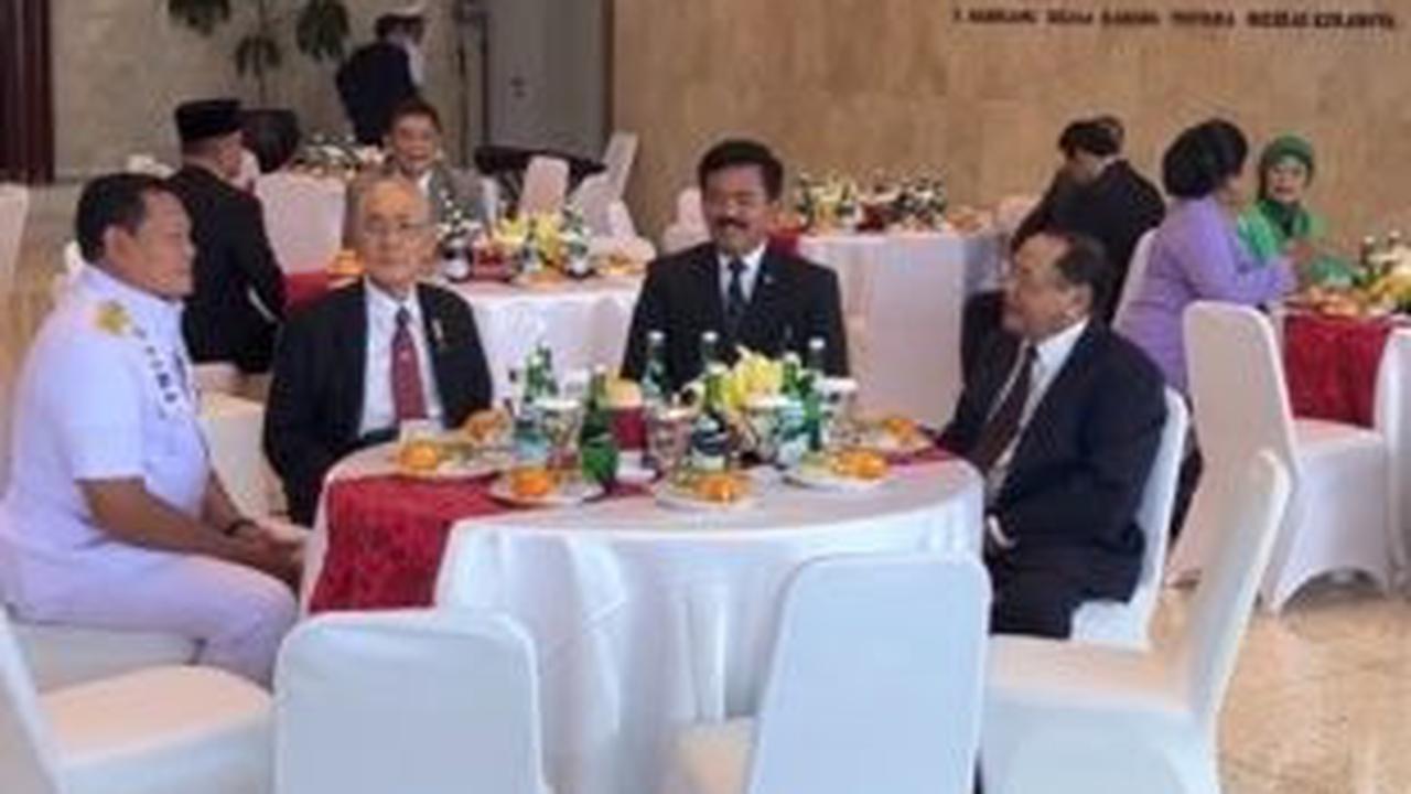 Terlihat juga Hadi menyapa eks Panglima TNI yang pernah menjabat pada 2002 sampai 2006 Jenderal (Purn) Endriartono Sutarto.