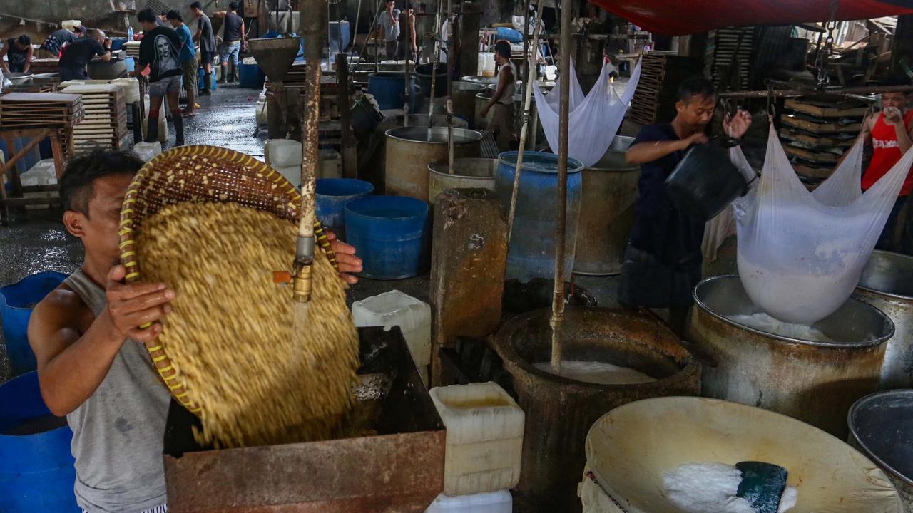 FOTO: Perajin Tahu Tertekan Kenaikan Harga Kedelai