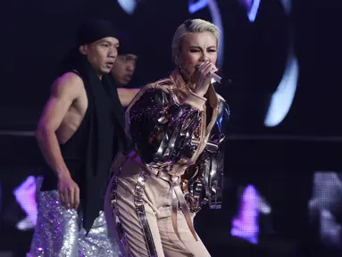 Ekspresi Agnez Mo saat tampil menghibur penonton pada malam puncak HUT ke-27 SCTV di Hall D, Jiexpo Kemayoran, Jakarta, Kamis (24/8). Pada penampilan Agnez Mo diawali dengan disuguhkannya tarian topeng. (Liputan6.com/Herman Zakharia)