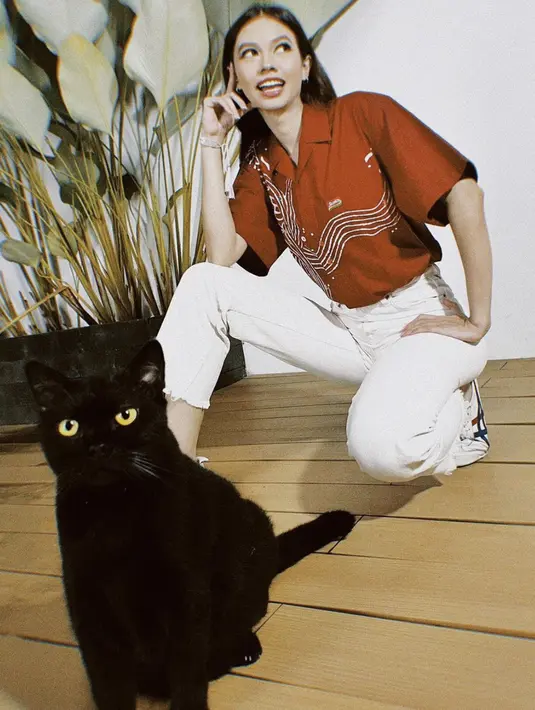 Paduan warna seru dari merah bata dan putih, menjadi kemeja yang dipilih oleh Yuki Kato, Ia menampilkan gaya sporty pada padu-padannya kali ini. [Foto: Instagram/ Alika Islamadina]