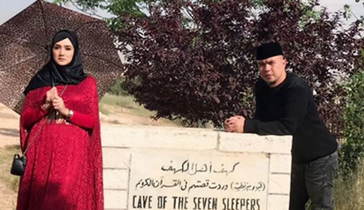 Pasangan musisi Ahmad Dhani dan Mulan Jameela sedang melaksanakan bulan madu. Beberapa destinasi religi dikunjungi oleh pasangan ini. (Instagram/mulanjameela1)