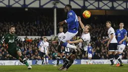  Pemain Everton, Romelu Lukaku berebut bola dengan pemain Tottenham, Harry Kane pada lanjutan Liga Premier Inggris di Stadion Goodison Park, Liverpool, Senin(4/1/2016) dini hari WIB.  (Reuters/Andrew Yates)