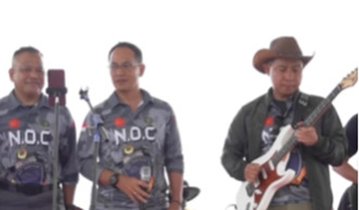 Ketiganya kompak dengan seragam yang sama namun Panglima TNI terlihat memakai jaket hitam dan topi ala koboi.