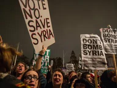 Pengunjuk rasa anti-perang mengelar aksi usai pemungutan pemerintah Inggris pada aksi militer terhadap Negara Islam (IS) Suriah di London (2/11). Parlemen Inggris menyetujui serangan udara terhadap kelompok ISIS di Suriah. (AFP PHOTO/CHRIS Ratcliffe)