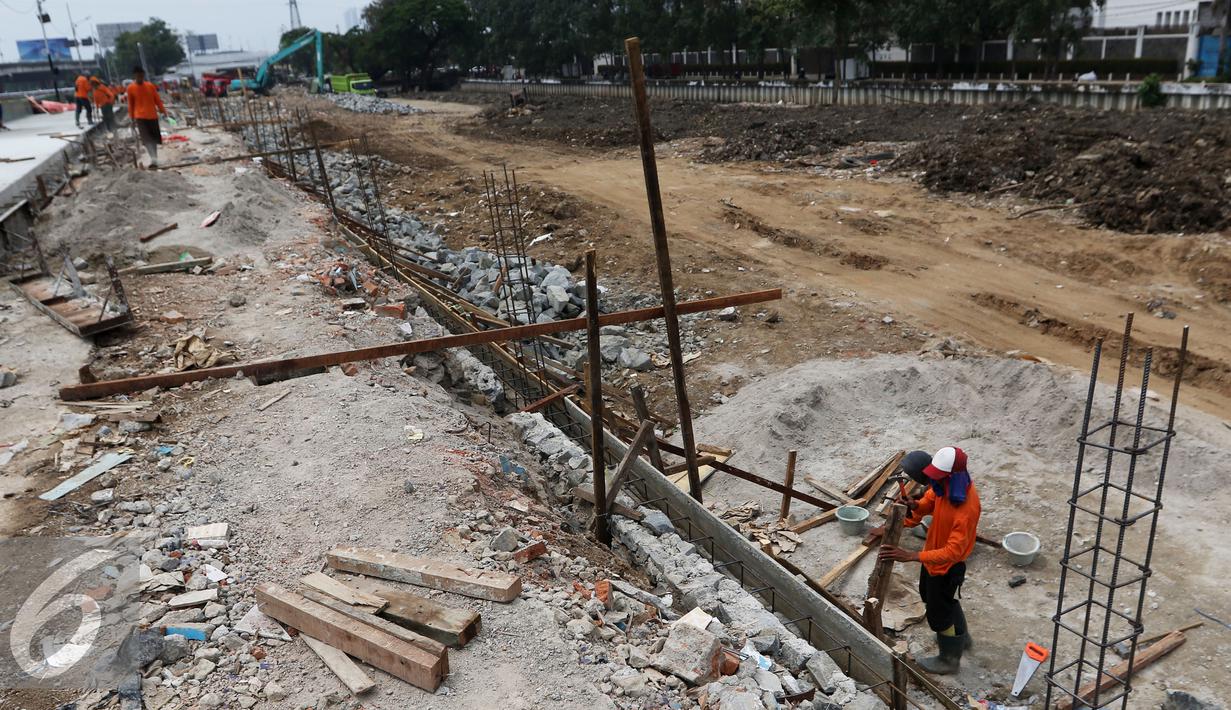 Pekerja membuat pondasi turap jalan sebagai awal pengerjaan proyek penataan ulang Kalijodo, Jakarta, Jumat (18/3). Setelah dihancurkan kawasan dengan luas lahan 2,5 hektar di Kalijodo akan digunakan untuk RPTRA. (Liputan6.com/Gempur M Surya)