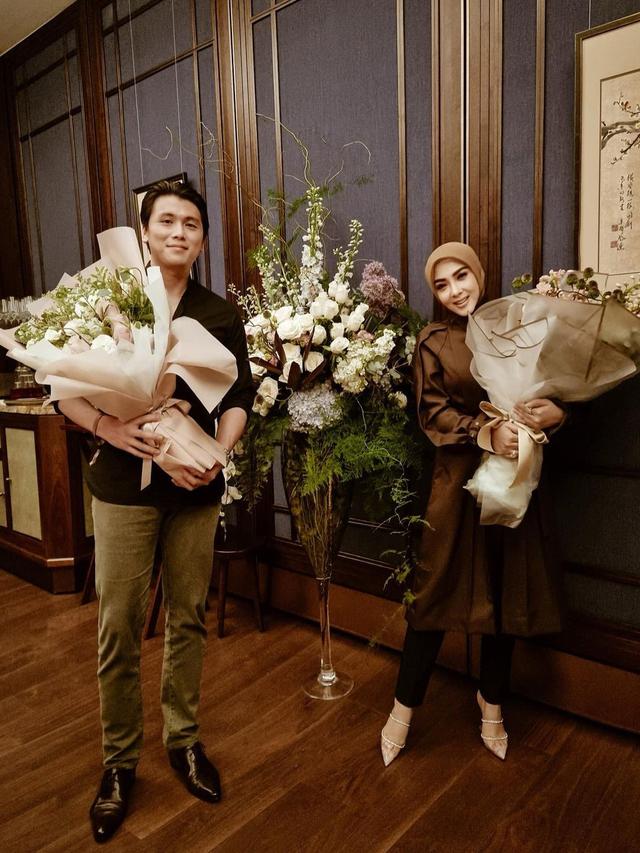 6 Momen Dinner Mewah Syahrini dan Reino Barack Rayakan Anniversary ke-3 di Singapura