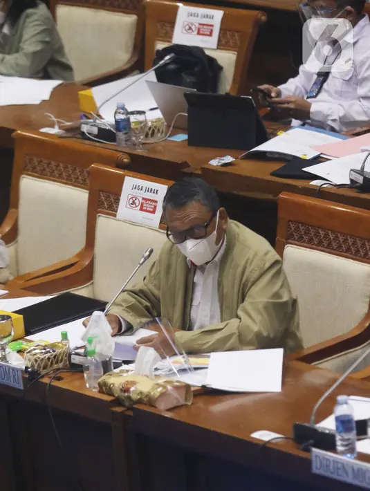 Menteri ESDM, Arifin Tasrif memberikan paparan dalam rapat kerja dengan Komisi VII DPR di Kompleks Parlemen, Senayan, Jakarta, Selasa (19/1/2021). Rapat membahas strategis program kerja Kementerian ESDM tahun 2021 serta evaluasi kinerja Kementerian ESDM Tahun 2020. (Liputan6.com/Angga Yuniar)