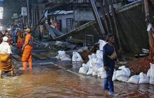 FOTO: Kondisi Tembok Beton Roboh usai Hujan Deras Guyur Jakarta
