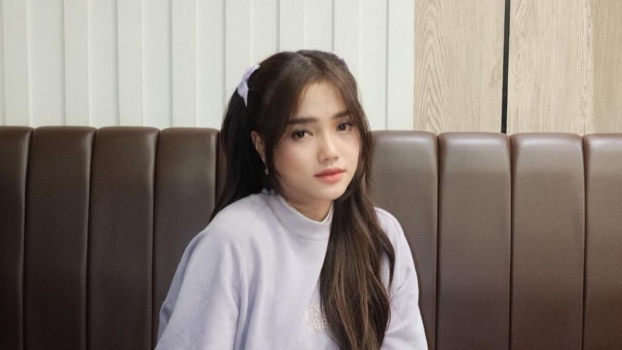 Outfit Ungu Fuji Jadi Perbincangan, Netizen Sebut: Tolong Ini Menggemaskan Sekali