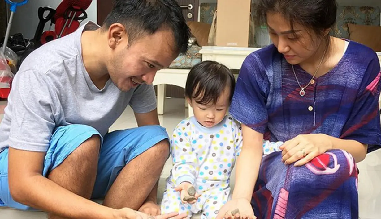 "Kapan ya aku bisa kayak gitu?" tulis Jessica Iskandar dalam video yang diunggah saat bertiga sedang tiduran di kamar. "@inijedar sabar kak jedar, semoga secepatnya yak" tulis azzahruhi.  (Instagram/ruben_onsu)