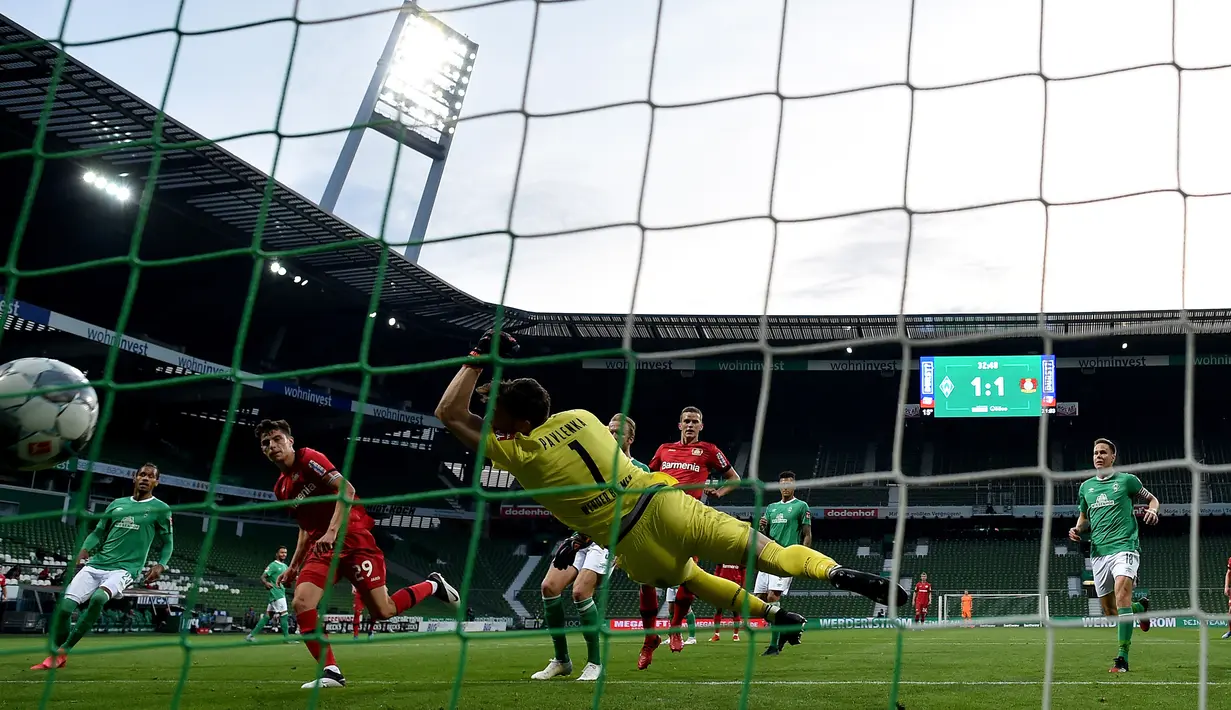 Pemain Bayer Leverkusen Kai Havertz (kedua kiri) mencetak gol ke gawang Werder Bremen dalam pertandingan Bundesliga di Bremen, Jerman, Senin (18/5/2020). Bayer Leverkusen menang 4-1. (Stuart FRANKLIN/POOL/AFP)