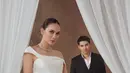 Dalam salah satu foto yang mencuri perhatian, Luna Maya tampil begitu memikat dalam balutan gaun putih karya @studio.vian.  [@lunamaya].