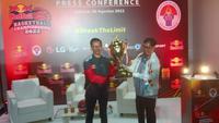 Chief Marketing Officer PT Asia Health Energi Beverages, Ricky Suhendar, dan Deputi 3 Bidang Pembudayaan Olahraga Kementerian Pemuda dan Olahraga, Raden Isnanta, dalam sesi konferensi pers grand final Red Bull Basketball Championship 2022 di Hotel Century, Jakarta, Selasa (30/8/2022). (Bola.com/Rizki Hidayat)