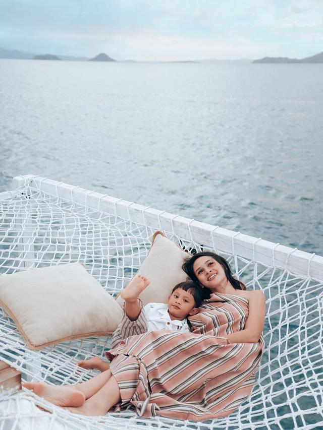 Andien liburan bareng suami dan anak. (Foto: Instagram @andienaisyah)