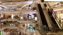 Pengunjung turun menggunakan eskalator di Lippo Mall Kemang, Jakarta, Jumat (2/7/2021). Menjelang PPKM Darurat Jawa-Bali yang berlaku mulai tanggal 3 - 20 Juli 2021, pusat perbelanjaan akan menutup operasional gedung. (Liputan6.com/Angga Yuniar)