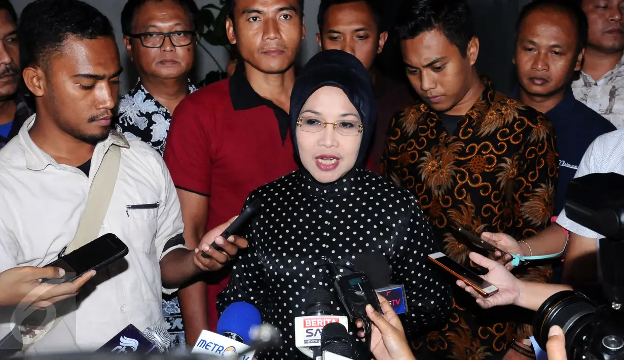 Sylviana Murni memberi keterangan usai menjalani pemeriksaan Dir Tipikor Bareskrim Polri, Jakarta, Rabu (2/1). Ia diperiksa sebagai saksi dugaan korupsi dana hibah Kwarda Pramuka DKI Jakarta TA 2014-2015. (Liputan6.com/Helmi Fithriansyah)