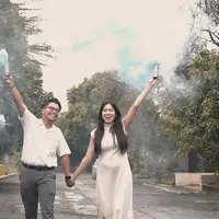 Ochi Rosdiana saat Gender Reveal dengan gaya santai. [@ochi24]