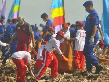 Sejumlah pelajar dan petugas melakukan aksi bersih-bersih di Pantai Cipta Semarang, Kamis (21/2). Aksi ini merupakan bagian dari Hari Peduli Sampah Nasional dan mengumpulkan sampah hingga dua truk. (Liputan6.com/Gholib)