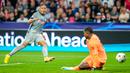 Pemain RB Salzburg Noah Okafor (kiri) mencetak gol ke gawang AC Milan pada pertandingan sepak bola Grup E Liga Champions di Stadion Salzburg, Salzburg, Austria, 6 September 2022. Pertandingan berakhir imbang 1-1. (AP Photo/Florian Schrotter)