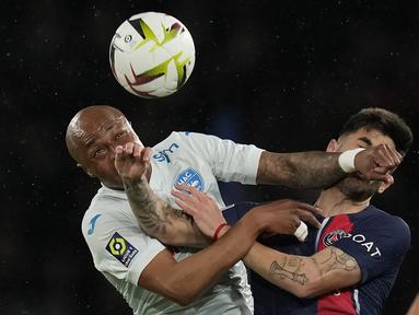 Penyerang Le Havre, Andre Ayew berebut bola dengan gelandang Paris Saint Germain (PSG) Ethan Mbappe pada pekan ke-31 Ligue 1 2023/2024 di Parc des Princes, Minggu (28/4/2024) dini hari WIB. (AP Photo/Thibault Camus)