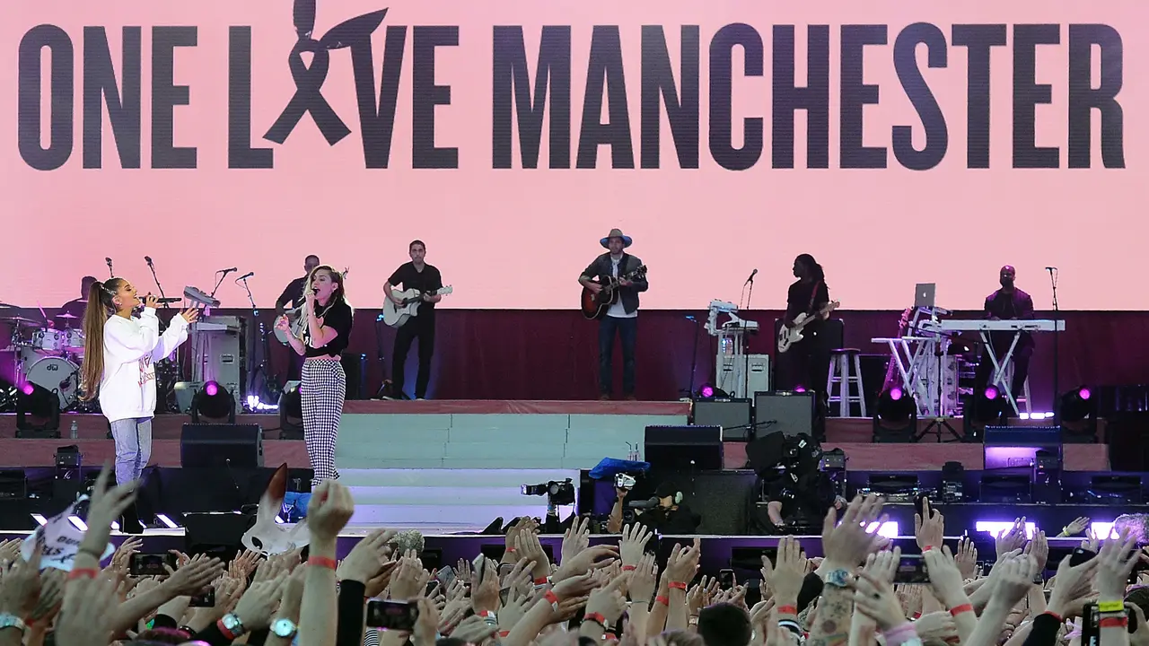 [Bintang] Duet dan Ungkapan Menyentuh Ariana Grande di One Love Manchester