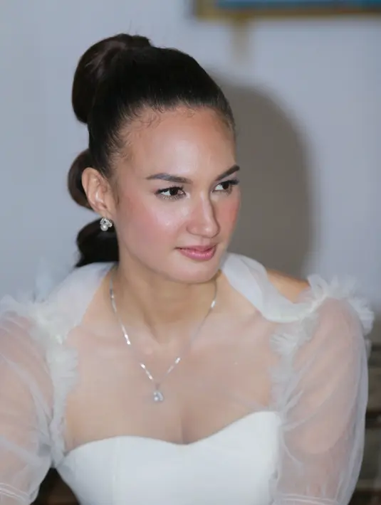 Ditemui seusai menggelar resepsi kedua di Marina Batavia, kawasan Sunda Kelapa, Jakarta Utara, Nadine mau berbagi sedikit cerita mengenai jalinan asmaranya dengan Dimas Anggara. (Adrian Putra/Bintang.com)