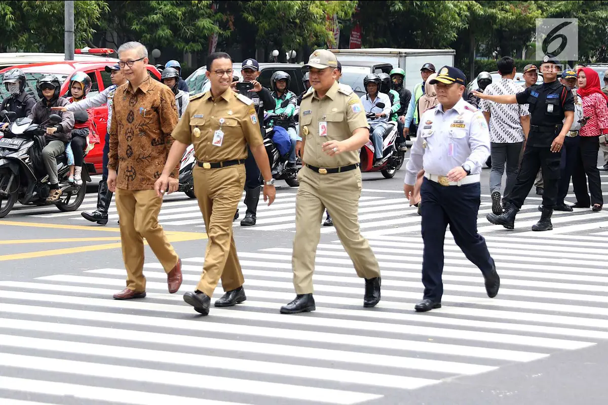 Resmikan Pelican Crossing Halte BI, Anies Baswedan Seberangkan Penyandang Disabilitas
