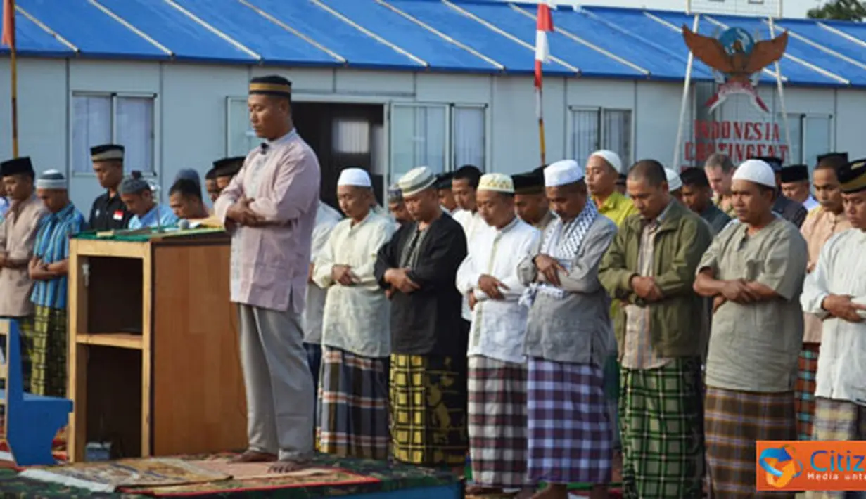 Citizen6, Kongo: Satgas Kizi TNI Kongo XX-H/MONUSCO di bawah pimpinan Letkol Czi Widiyanto selaku Komandan Satgas (Dansatgas) melaksanakan Sholat Idul Fitri tepatnya di Bumi Nusantara Camp Dungu-Kongo, Rabu (31/8). (Pengirim: Badarudin Bakri)
