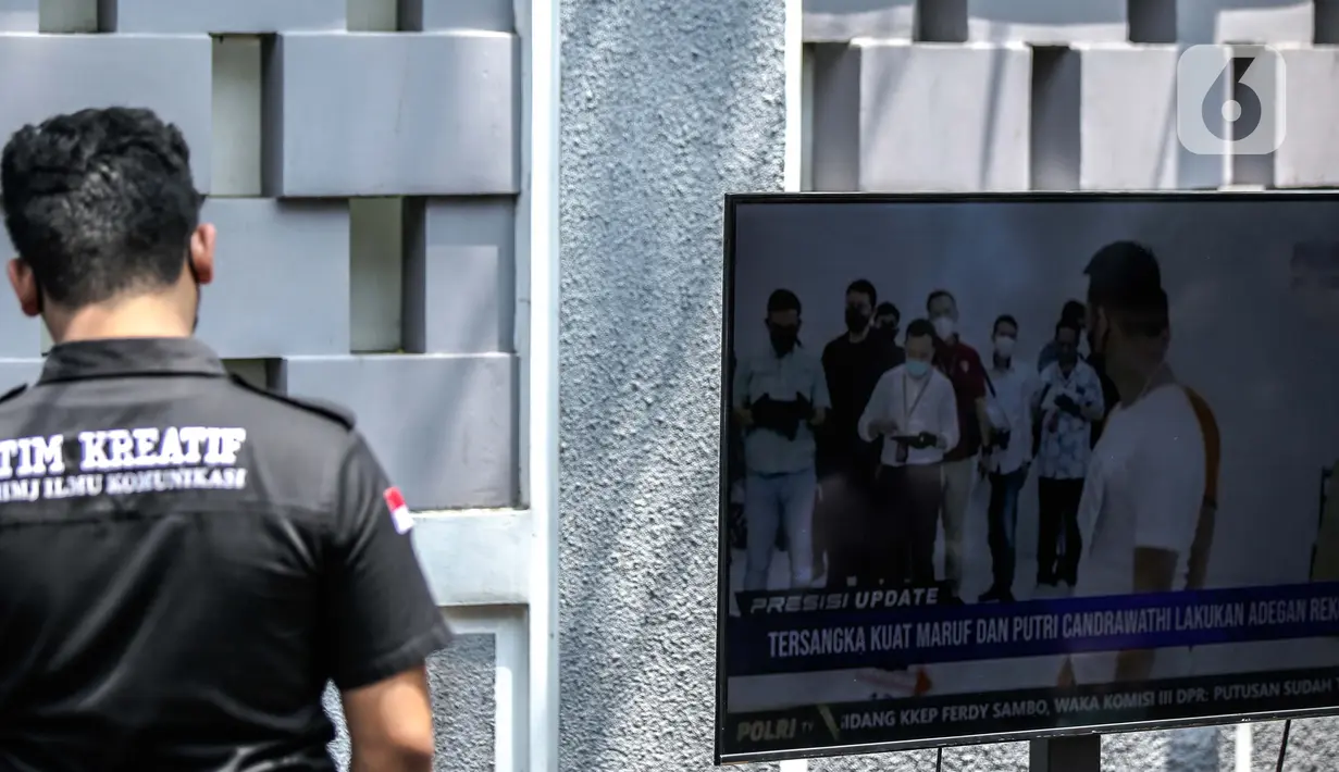 Sebuah layar monitor menayangkan reka adegan saat rekonstruksi kasus dugaan pembunuhan berencana Brigadir J di kawasan Duren Tiga, Jakarta, Selasa (30/8/2022). Awak media pun bisa menyaksikan jalannya rekonstruksi dan menyampikannya pada publik meski tak bisa mengikuti rekonstruksi itu secara langsung. (Liputan6.com/Faizal Fanani)