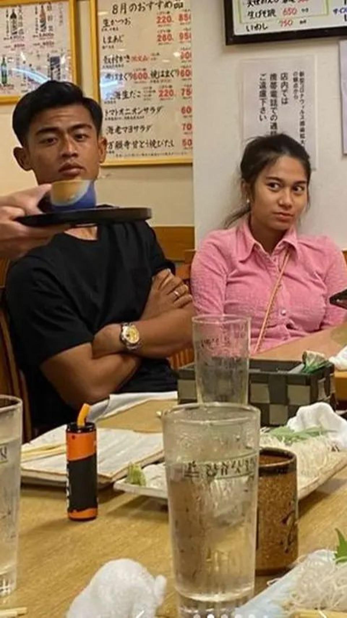 Meskipun sudah menikah selama 5 hari, Arhan dan Azizah masih menunjukkan raut kikuk saat mereka berbagi kemesraan.