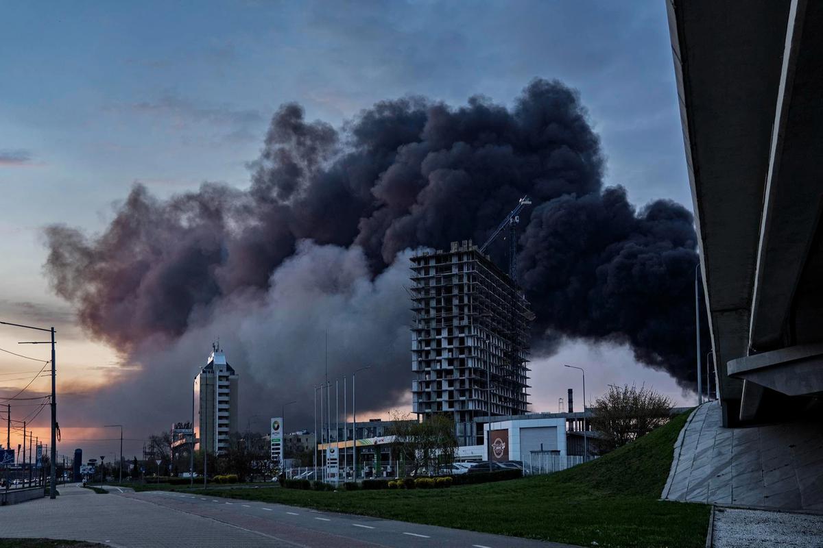 FOTO: Serangan Rusia Picu Kebakaran Hebat  dan Korban Jiwa di Kyiv