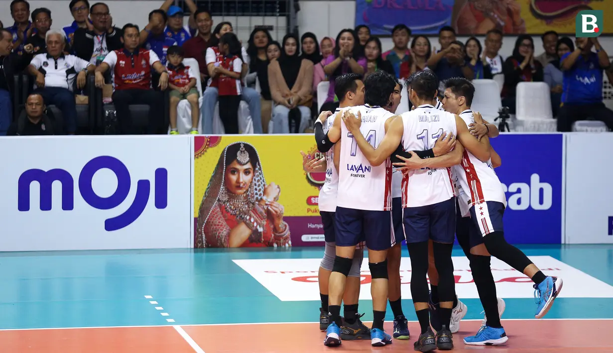 <p>Para pemain Timnas Voli Putra Indonesia melakukan selebrasi setelah mencetak poin pada laga putaran pertama SEA V League 2023 melawan Timnas Voli Thailand di Padepokan Voli Jenderal Polisi Kunarto, Sentul, Bogor, Minggu (23/07/2023). Indonesia menang 3-1 (21-25, 25-17, 25-23 dan 27-25) dan menjadi juara. (Bola.com/Bagaskara Lazuardi)</p>