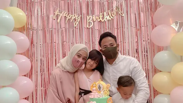 ilustrasi potret kedekatan poppy bunga bersama buah hati dan suami yang mesra/instagram: poppybungariphat