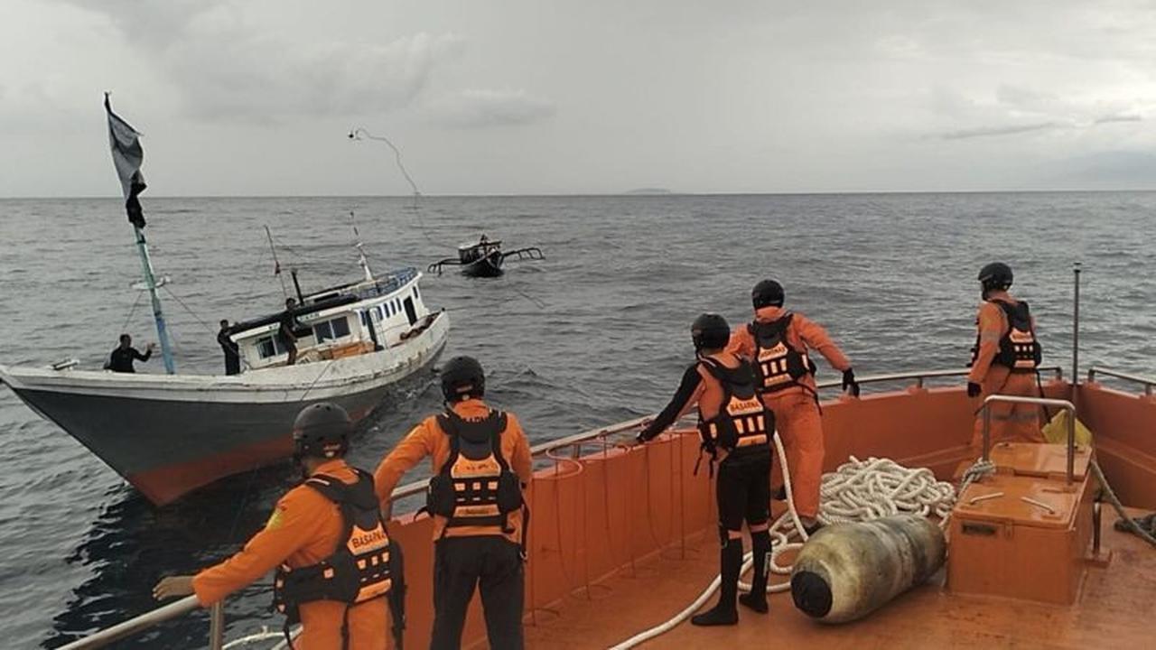Tim SAR Berhasil Evakuasi Lima ABK KM Nurazizah di Perairan Gili Trawangan Lombok Utara