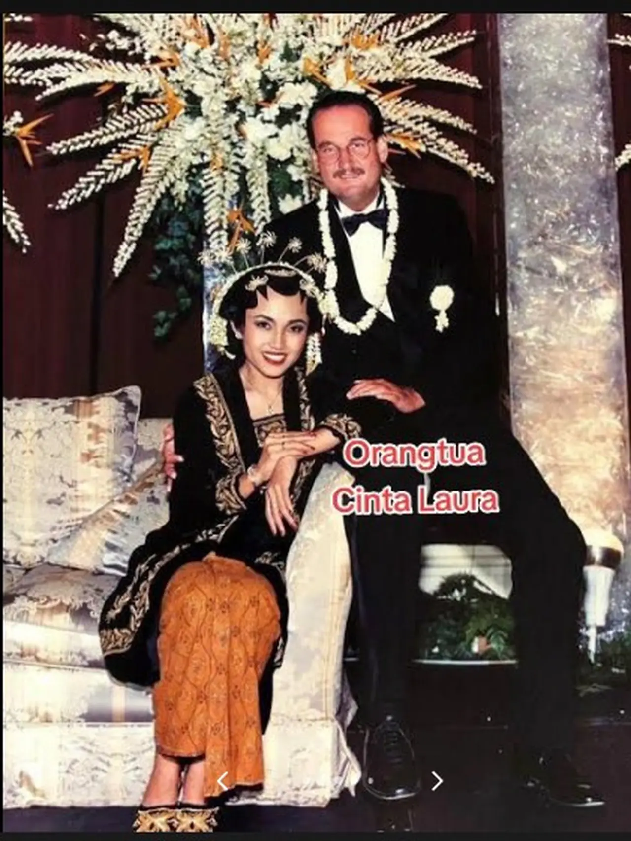 13 Potret Jadul Pernikahan Orang Tua Artis Ini Curi Perhatian - Hot