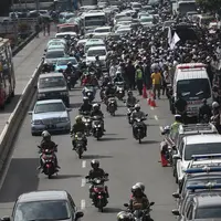 Bus transjakarta melintas saat berlangsungnya sidang perdana Basuki Tajahaja Purnama (Ahok) di eks gedung PN Jakarta Pusat, Selasa (13/12). Arus lalu lintas depan eks PN Jakpus dipadati kendaraan petugas dan pengunjung sidang. (Liputan6.com/Faizal Fanani)