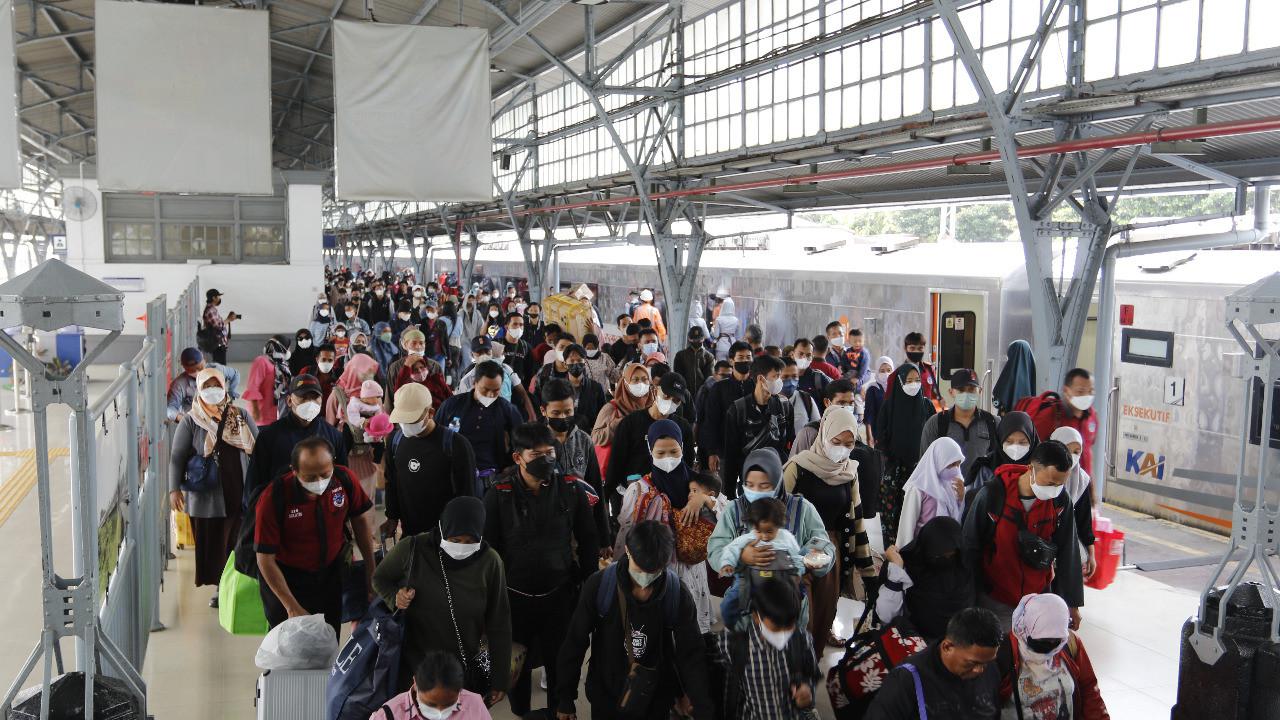 Jumlah penumpang kereta api jarak jauh (KAJJ) di Statiun Gambir dan Pasar Senen kembali meningkat, menjelang Hari Raya Waisak yang jatuh pada 16 Mei 2022. Peningkatan jumlah penumpang ini hampir dua kali lipat.